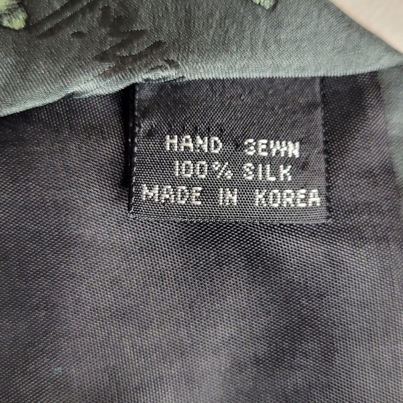 Nicole Miller Green Fish and Rod 100% Silk Hand Sewn Fishing Enthusiast Necktie - Picture 6 of 6